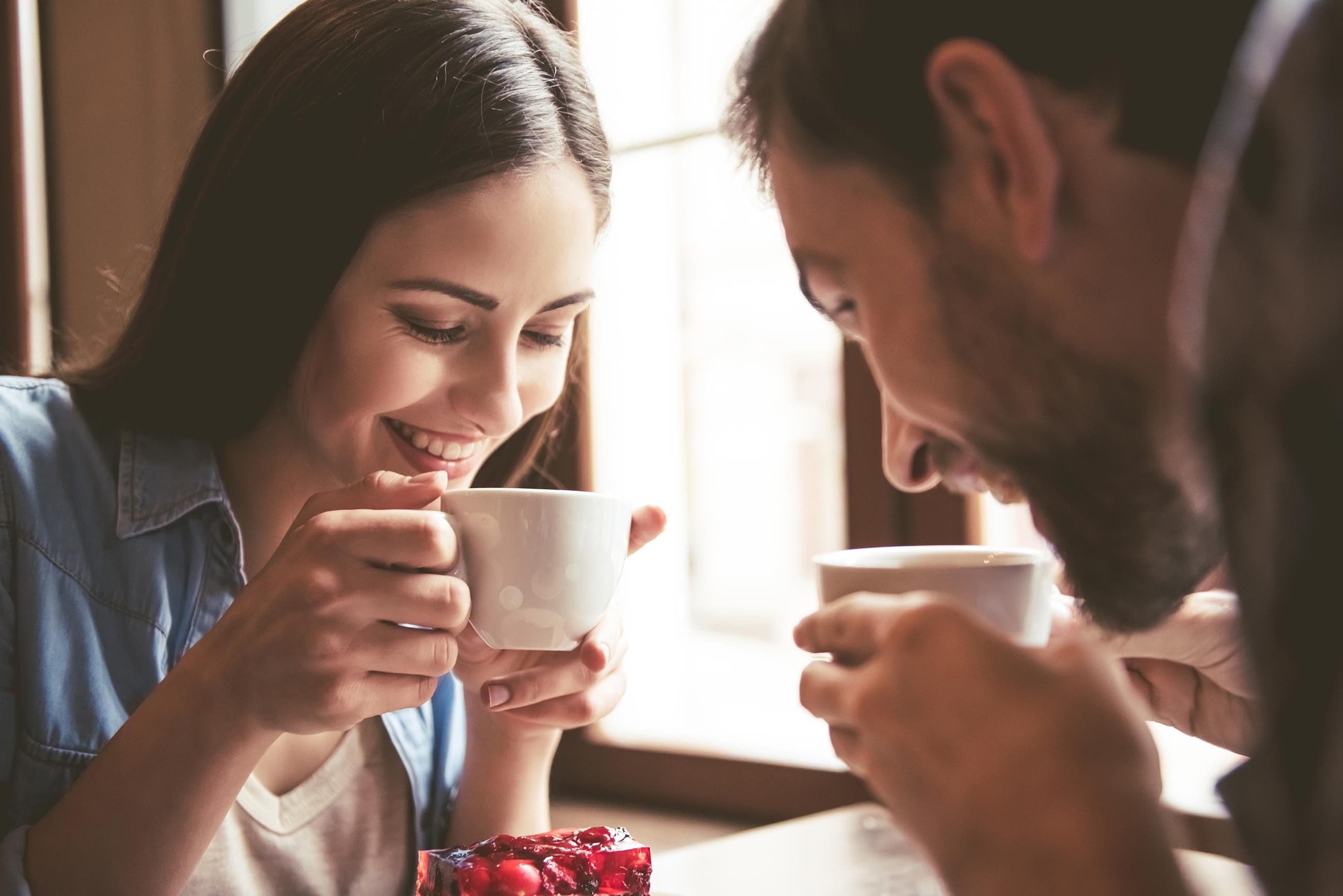 Personen trinken Kaffee